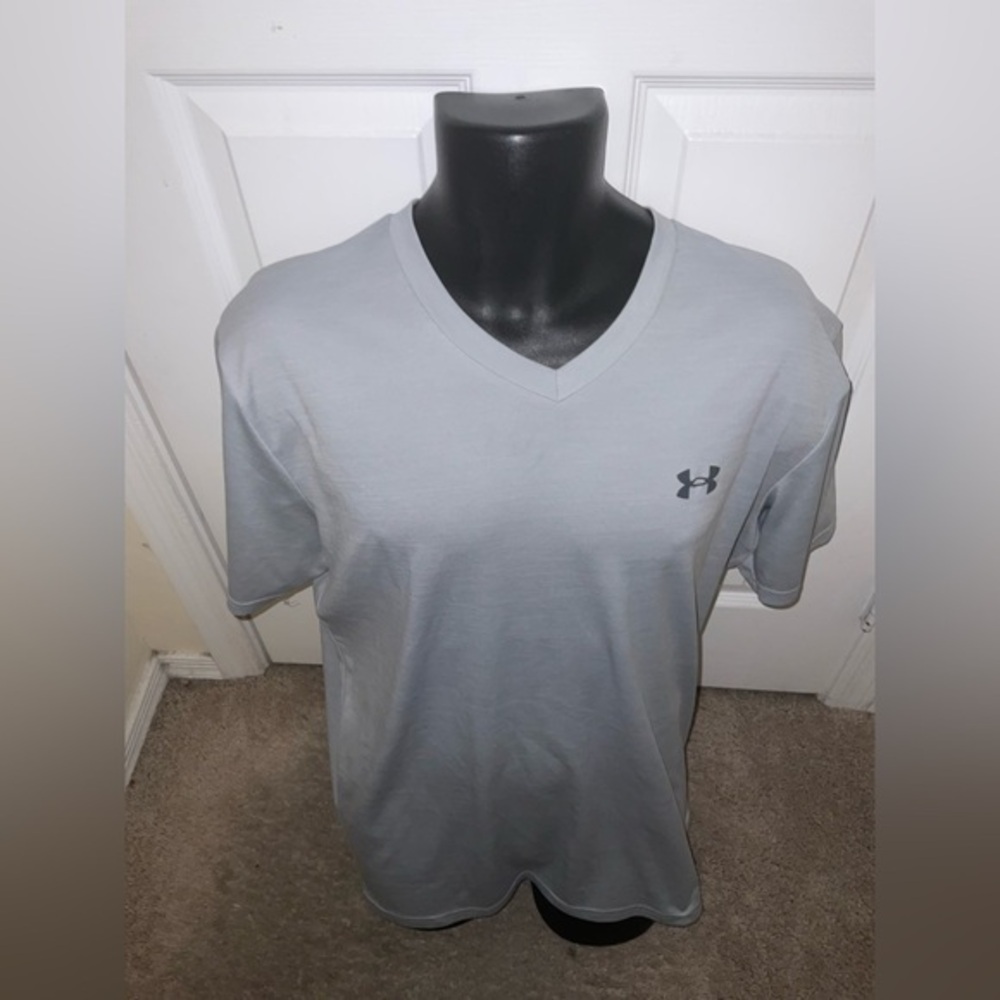 V-Neck Shirt Men’s Under Armour pre own silver heatgear shirt size XL loose fit